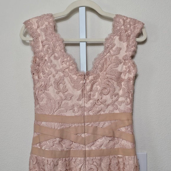 TADASHI SHOJI Women's Pink Scalloped Neck Lace Sheath Zip Cocktail Dress Sz 4 - Picture 5 of 13